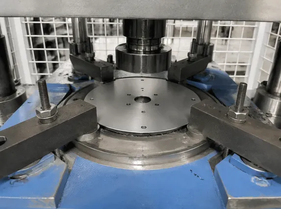 65Mn spring steel core being pre-tensioned before segment welding