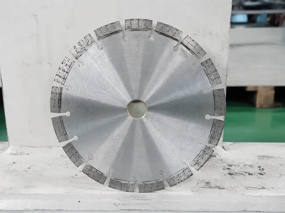 Concrete diamond cutting disc with segmented rim geometry for reinforced concrete cutting