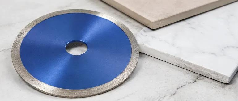 Continuous rim diamond blade for chip-free cuts in tile and porcelain