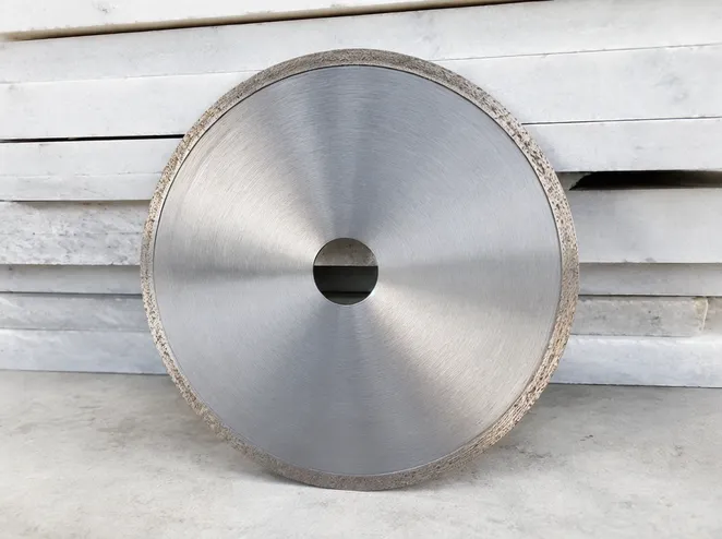 Continuous rim diamond blade for stone cutting