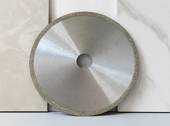 Continuous rim vacuum brazed diamond blade for clean cuts in tile and stone