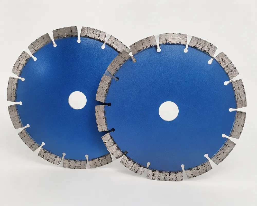 Wall chaser diamond blade with segmented rim design for dual-blade groove cutting machines