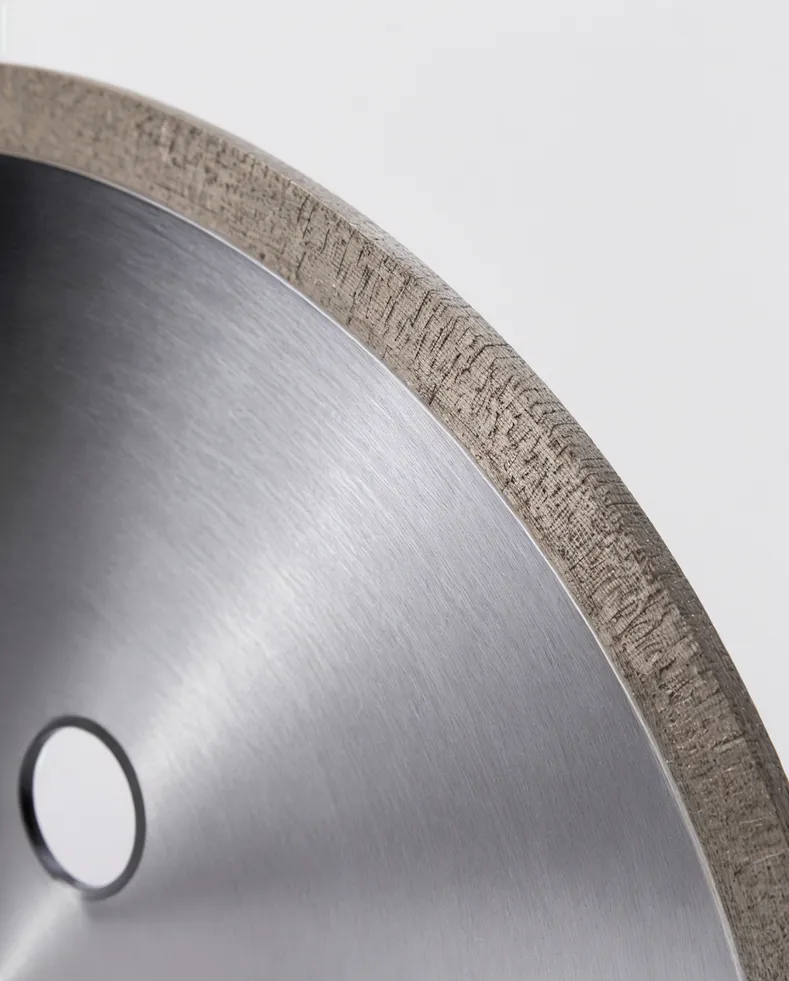 Close-up of continuous rim cutting edge showing unbroken diamond matrix band