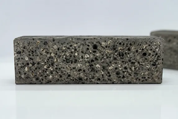 Flat-top gang saw segment cross-section showing uniform diamond distribution