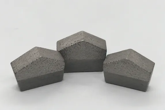 V-shaped roof-top gang saw segment with tapered cutting profile